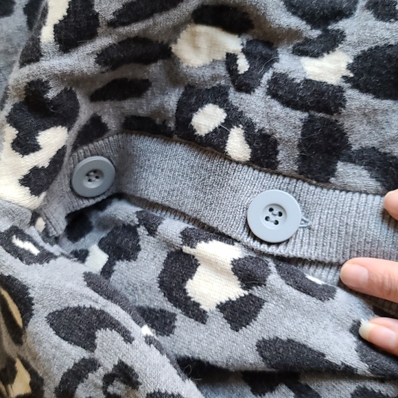 Stella & Dot Side Button Leopard Print Sweater Gray Small - Picture 9 of 11